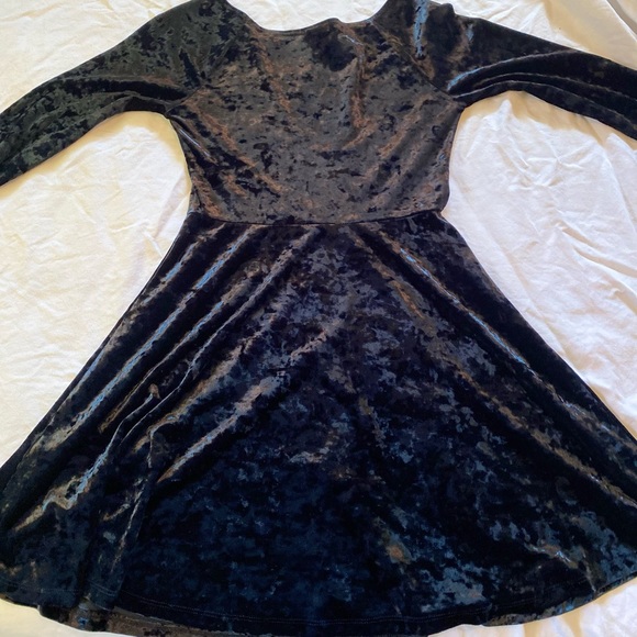 Black Velvet Dress (M) - Picture 2 of 3